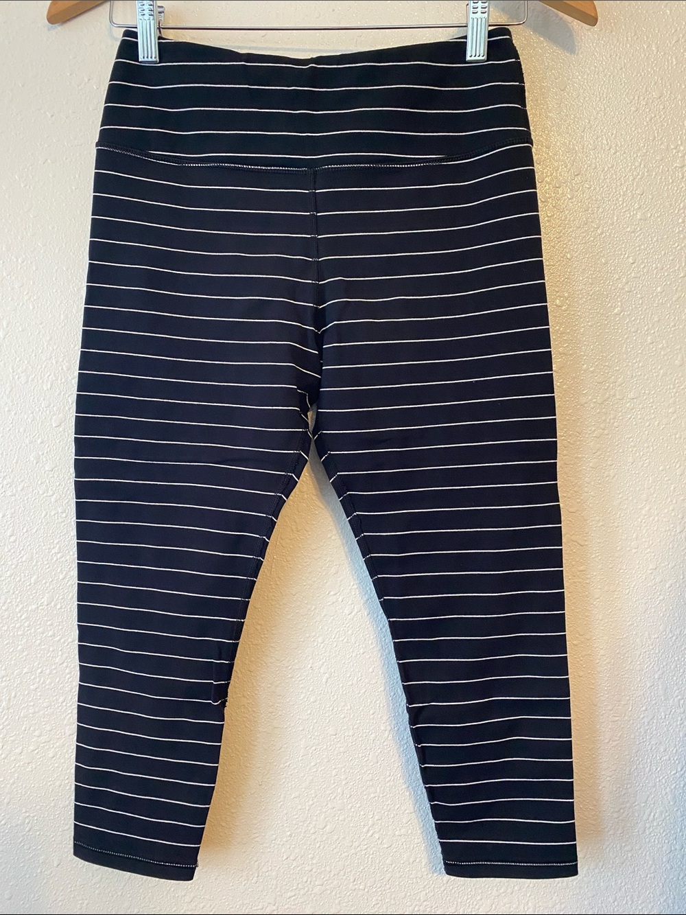 Glyder Pure Black and White Striped Cropped Leggings Women’s Small